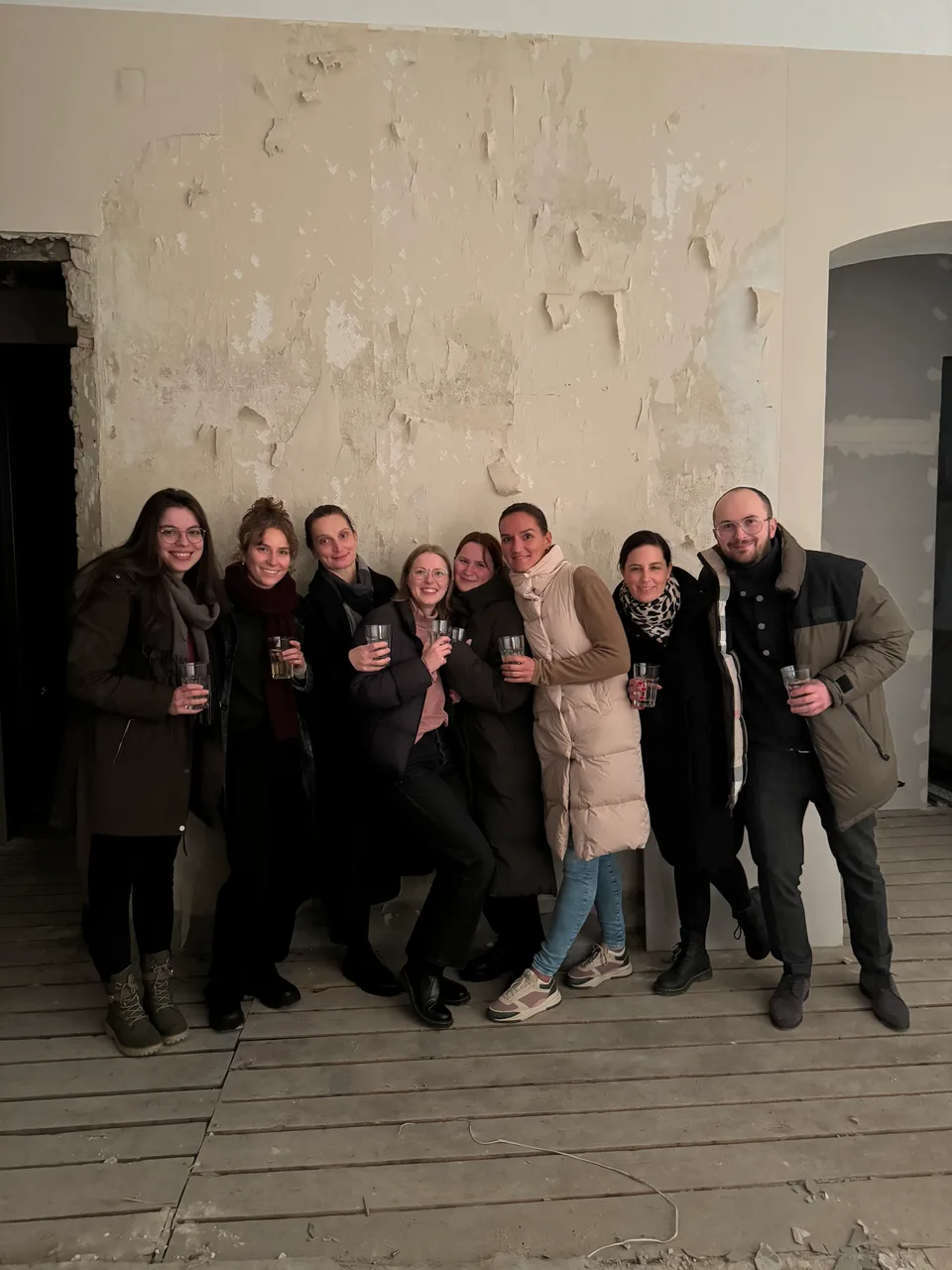 Team stößt im Rohbau des neuen Standorts an