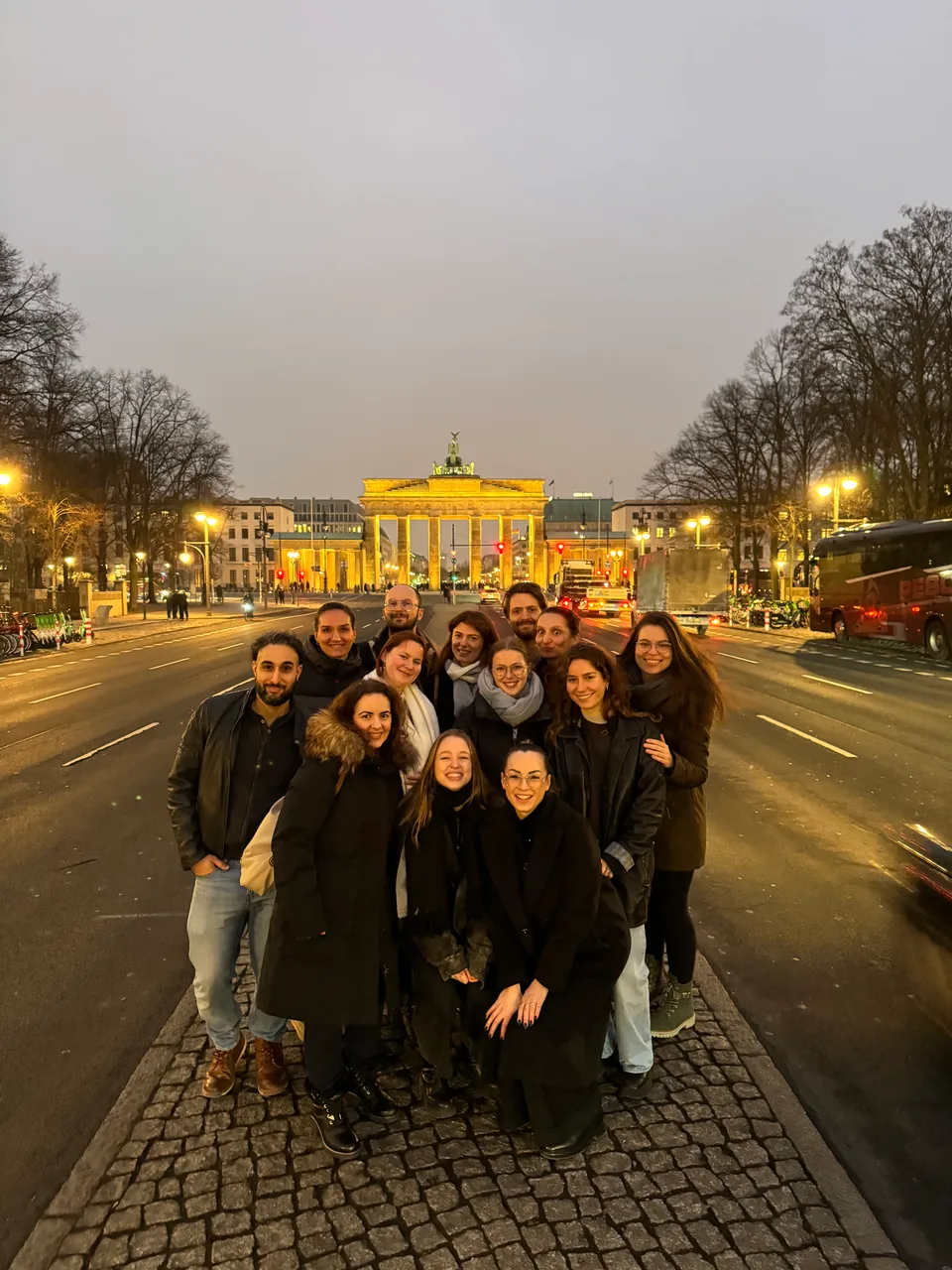 Gruppe vor dem beleuchteten Brandenburger Tor