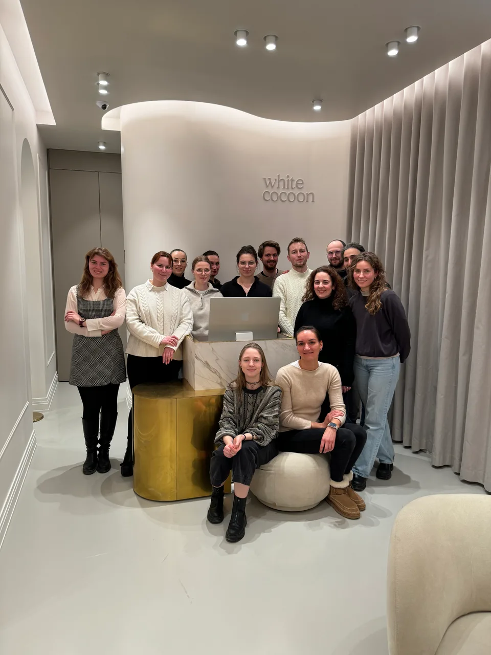 Team am Empfang der Praxis white cocoon