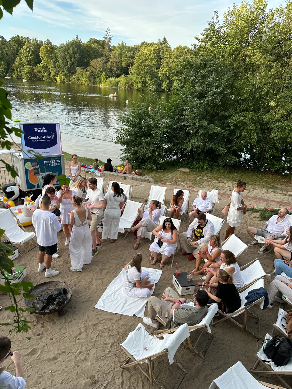 Sommerfest am Seeufer mit weiß gekleideten Gästen