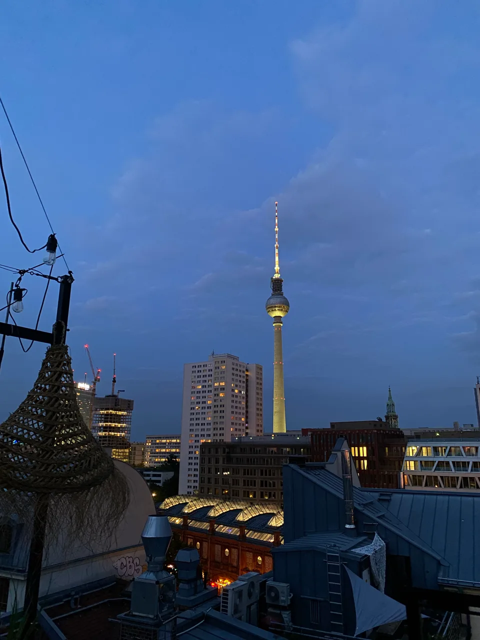 Beleuchteter Fernsehturm zur blauen Stunde
