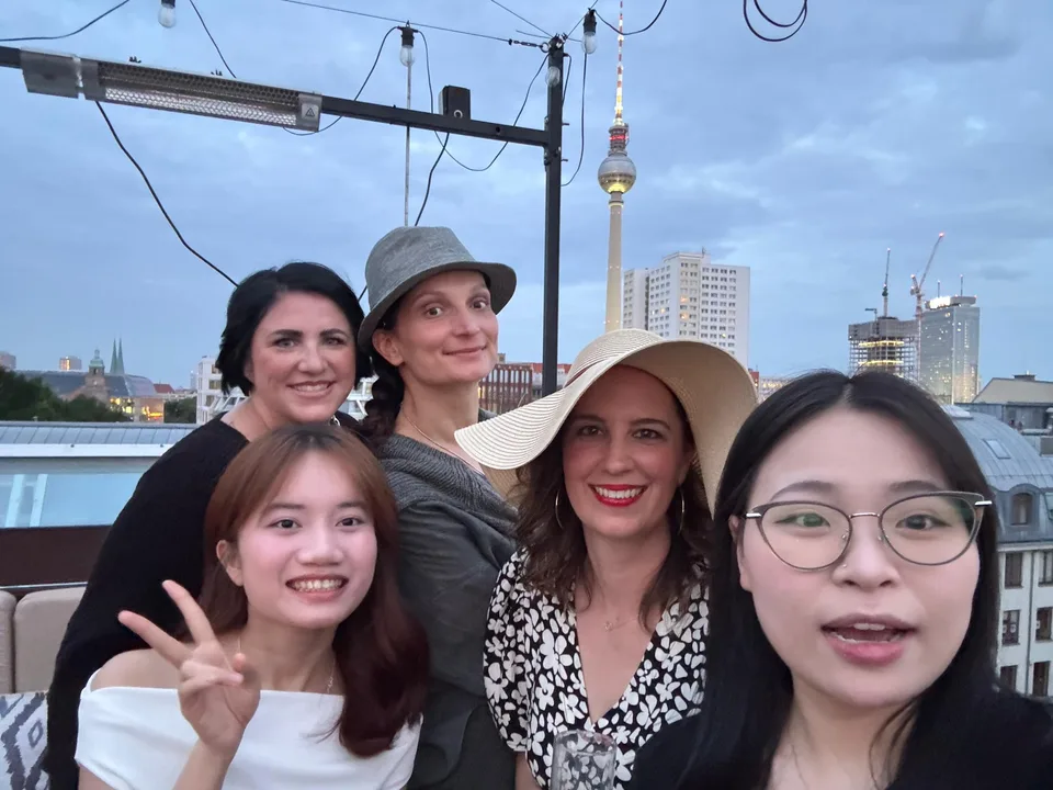 Selfie von fünf Kolleginnen mit Hüten vor dem Fernsehturm