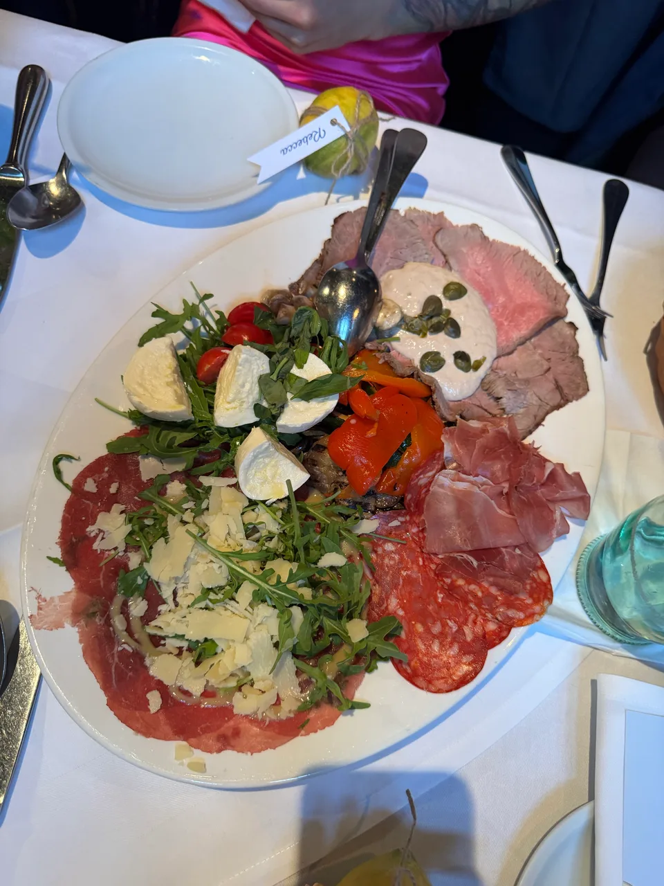 Antipasti-Platte mit Mozzarella, Carpaccio und Schinken