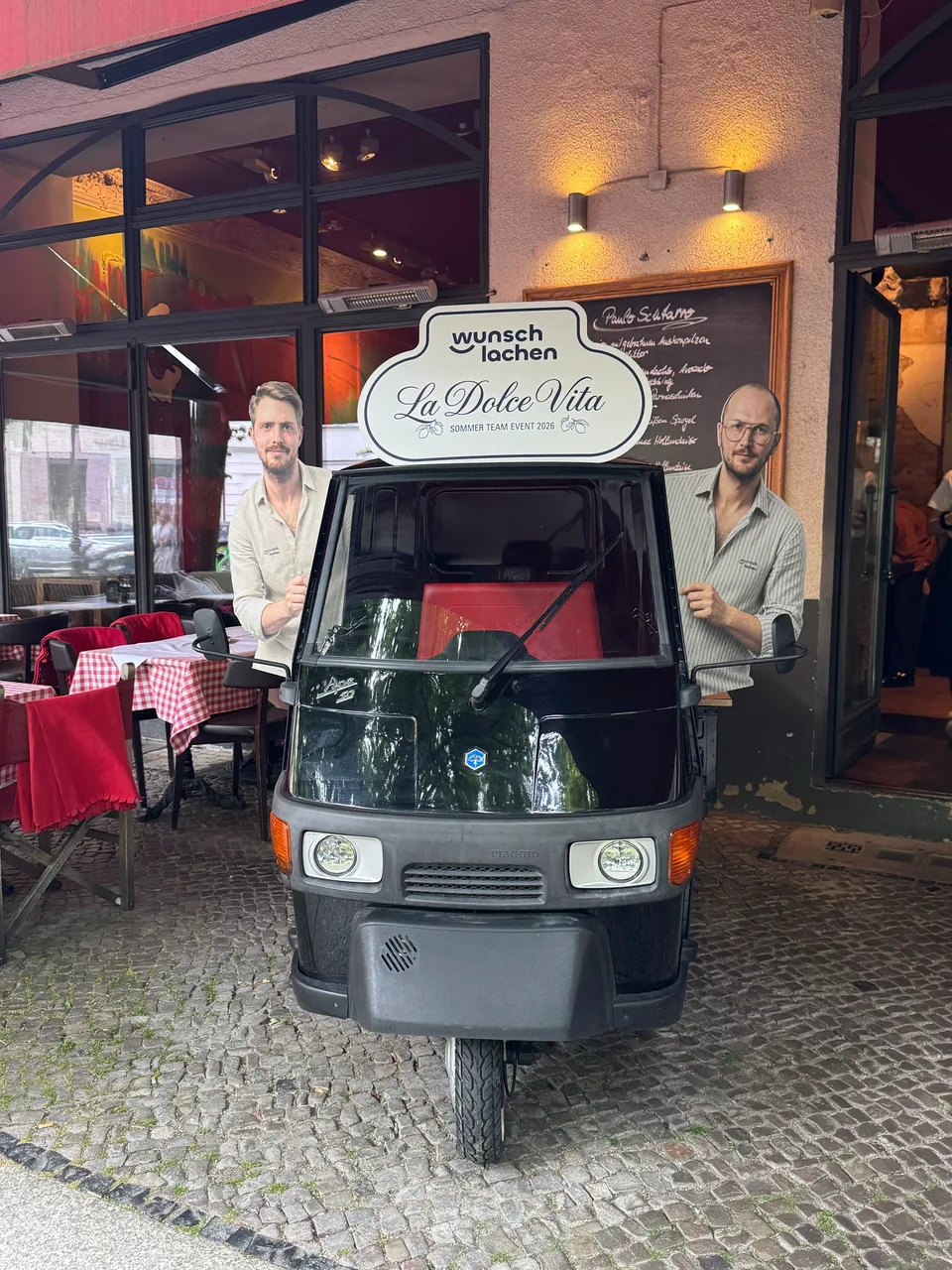 Fotobox-Ape mit zwei lebensgroßen Aufstellern und La-Dolce-Vita-Schild
