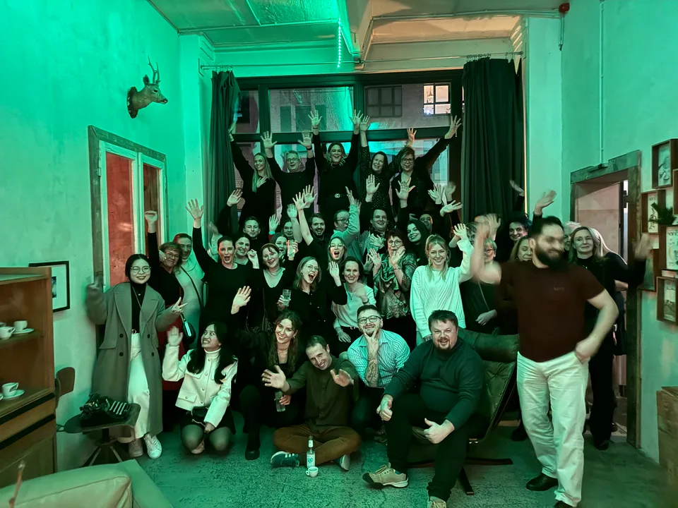 Jubelndes Gruppenbild der Weihnachtsfeier