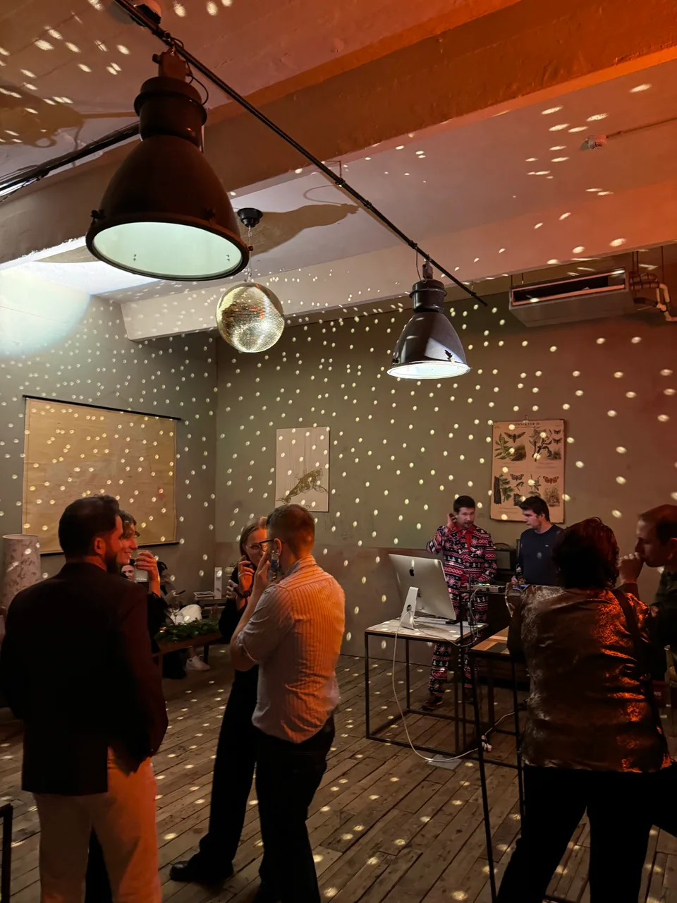 Gespräche unter der Discokugel mit Lichtpunkten an Wänden und Decke