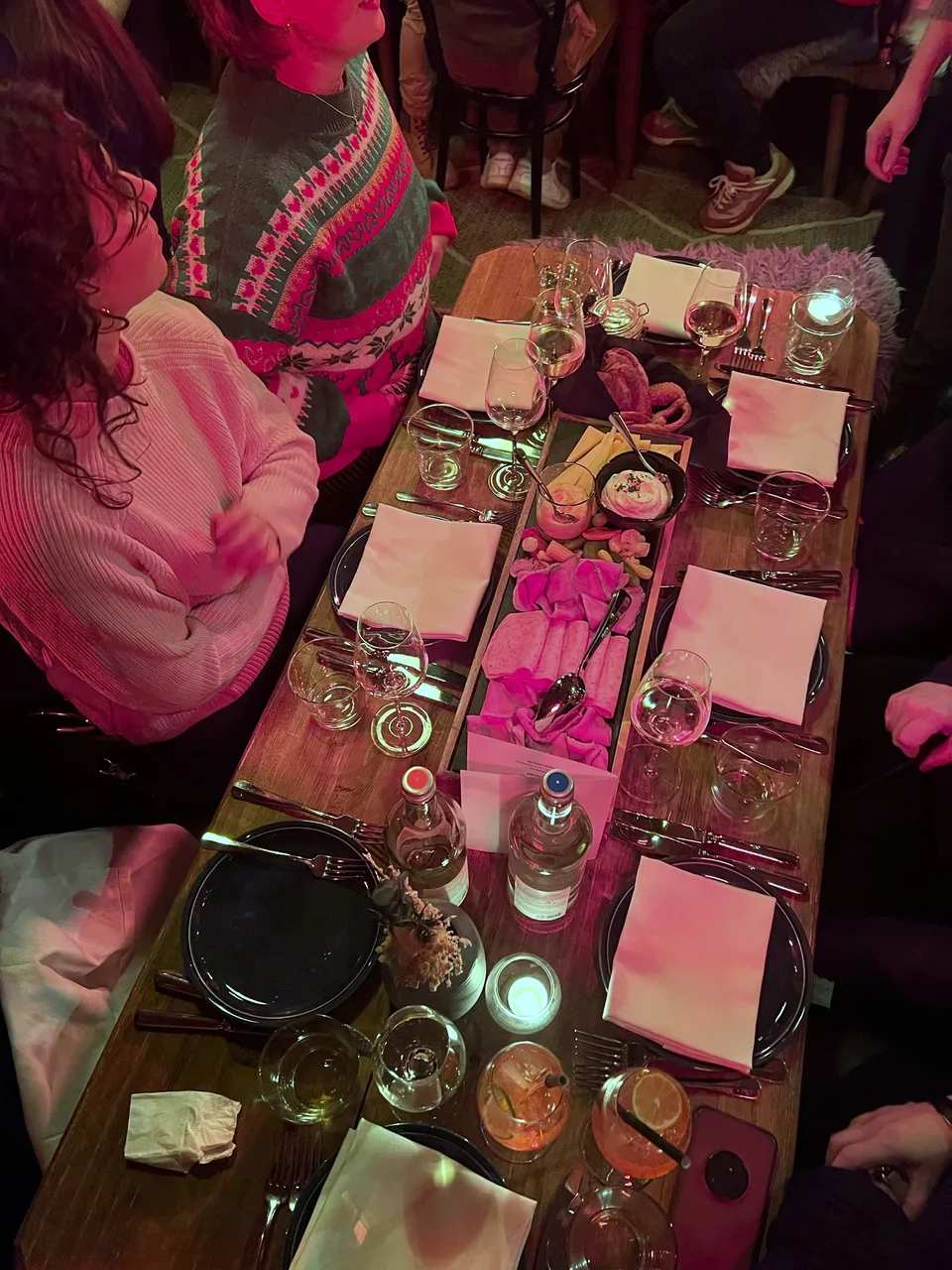 Gedeckte Tafel mit Vorspeisenbrett und Kerzenlicht