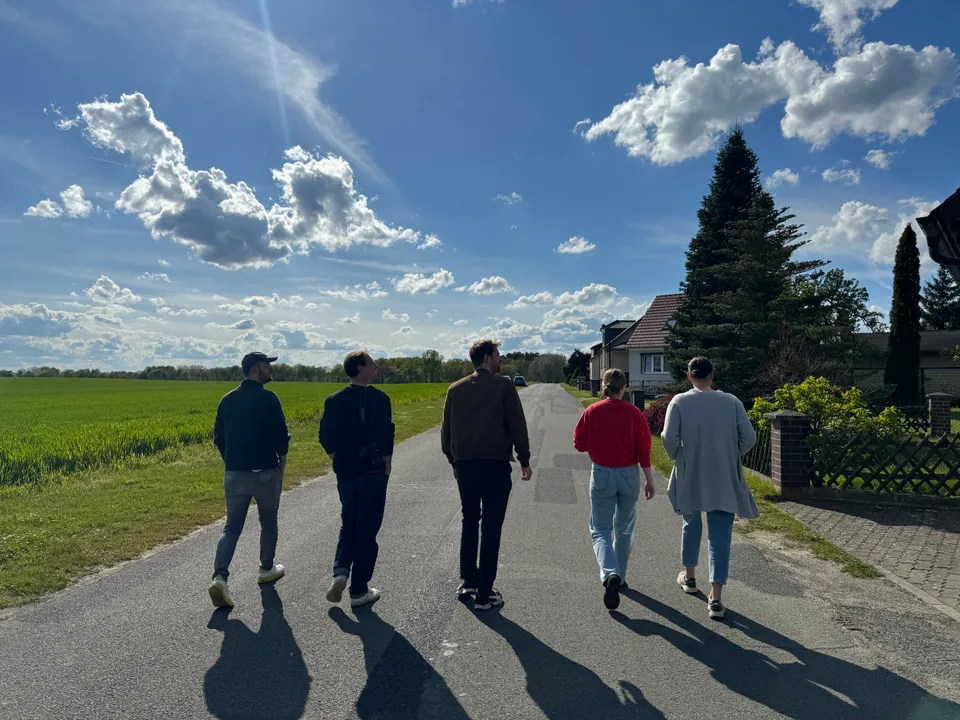 Spaziergang über eine Landstraße bei blauem Himmel