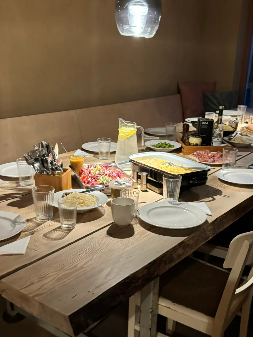 Gedeckter Tisch mit Raclette im Landhaus