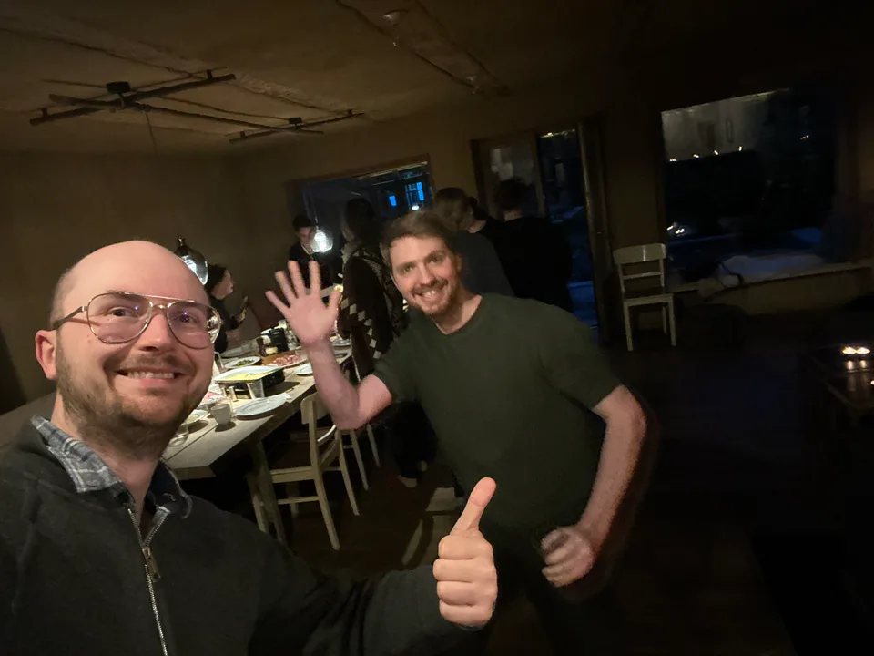 Abendliches Selfie mit Winken und Daumen hoch