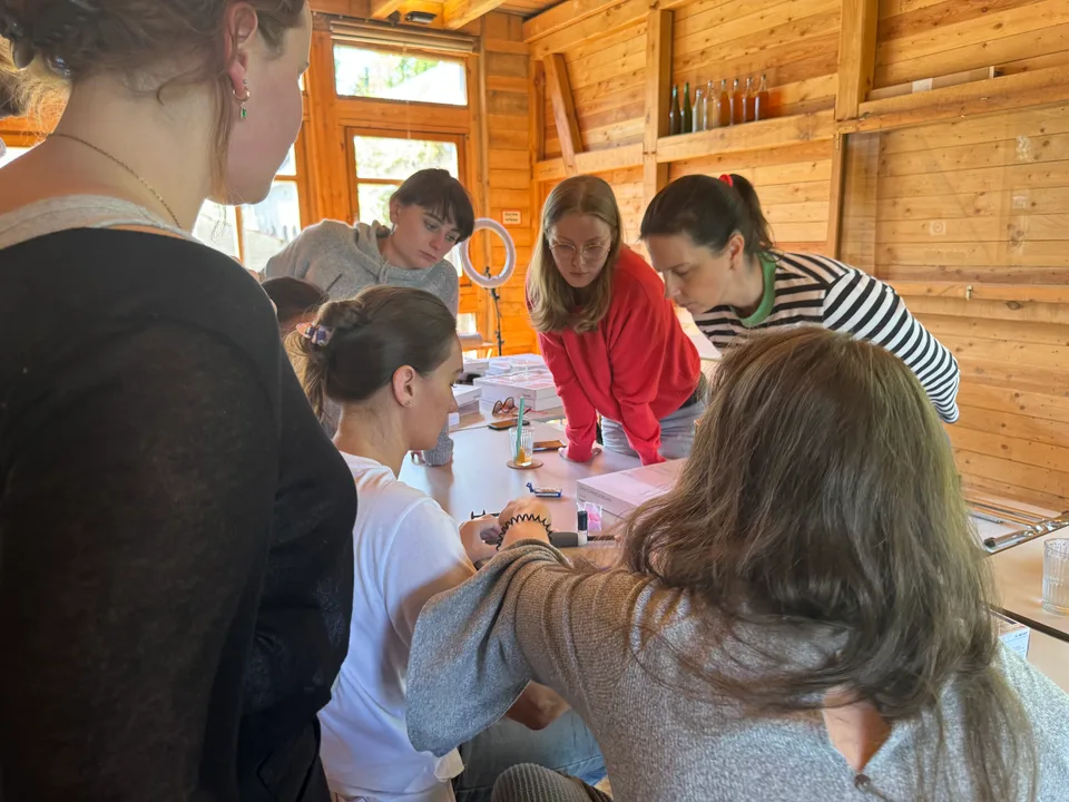 Workshop-Runde am Tisch im Seminarraum