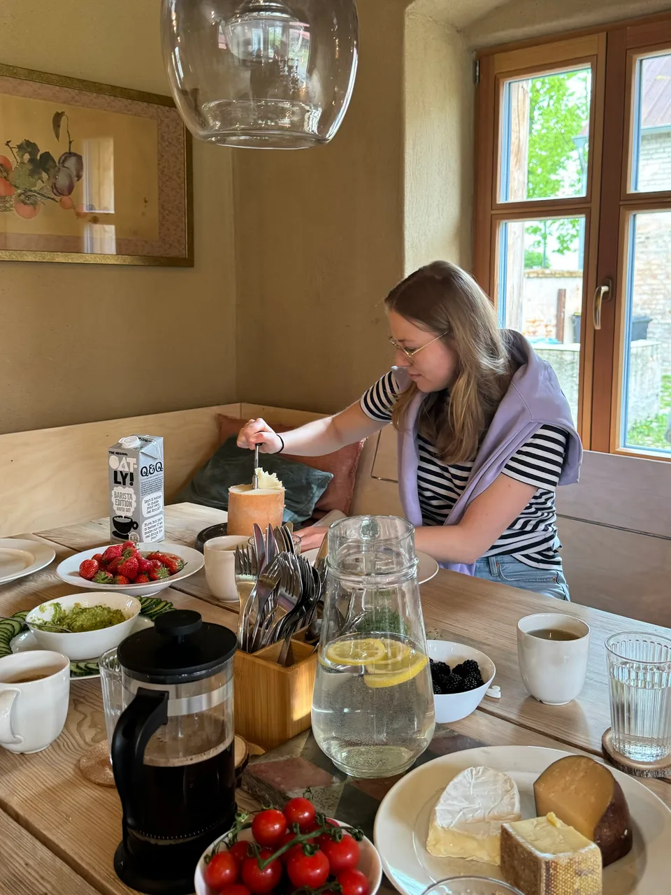 Frühstückstisch am Fenster