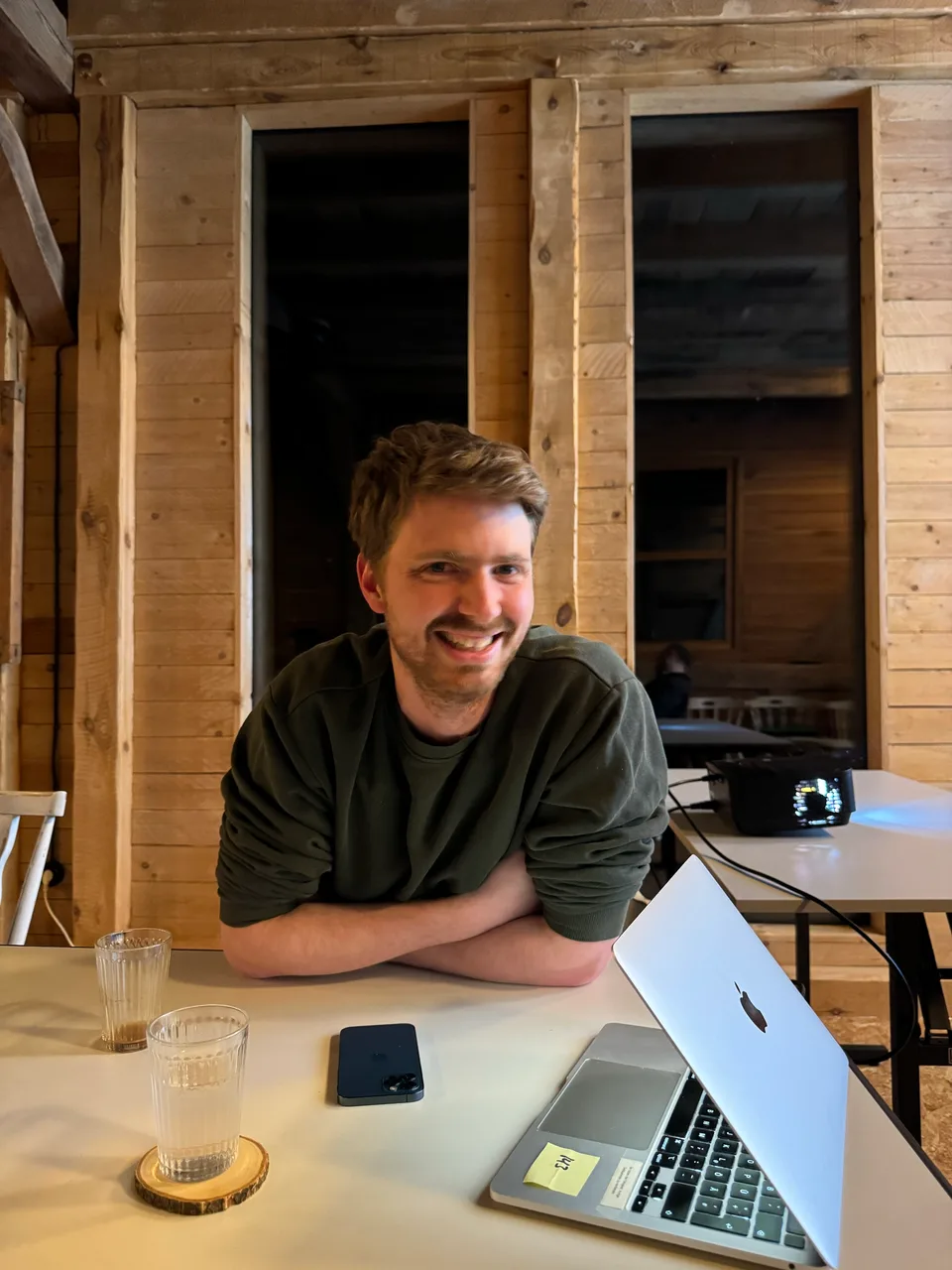 Arbeiten am Laptop in der Holzscheune