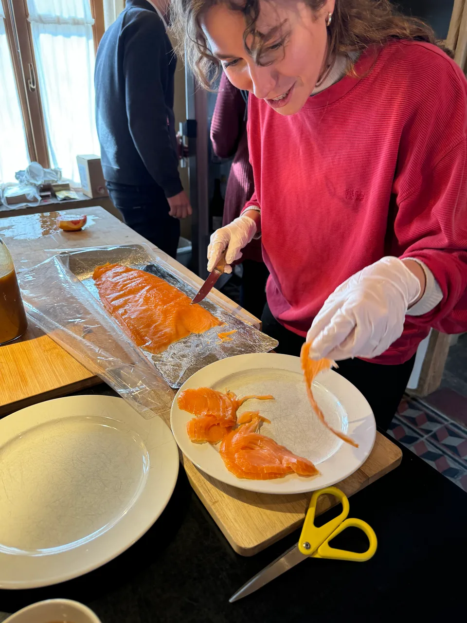 Lachs schneiden beim gemeinsamen Kochen