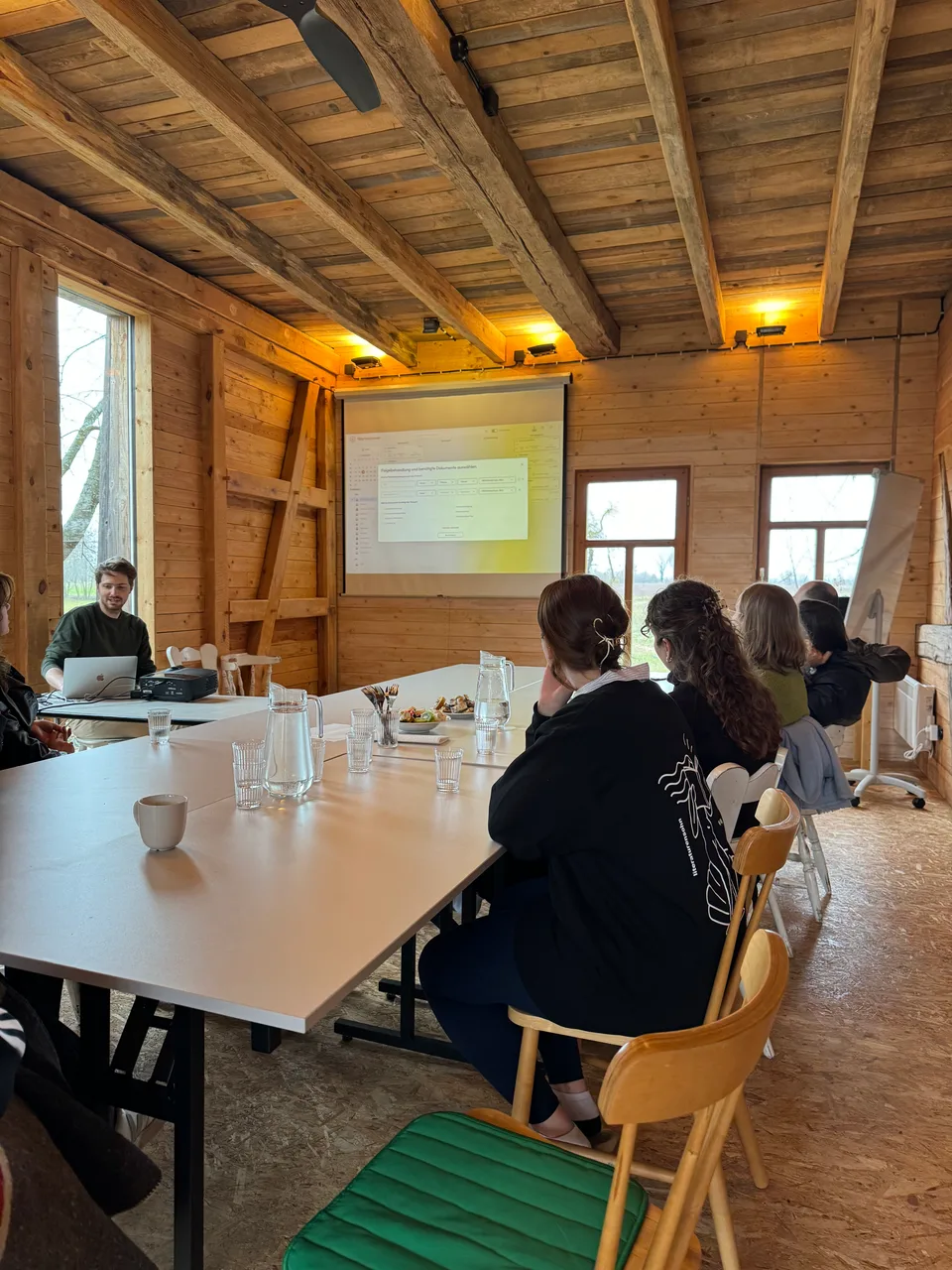 Workshop mit Beamer in der Holzscheune