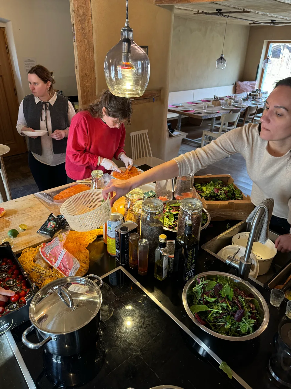 Gemeinsames Zubereiten von Salat und Lachs am Küchenblock