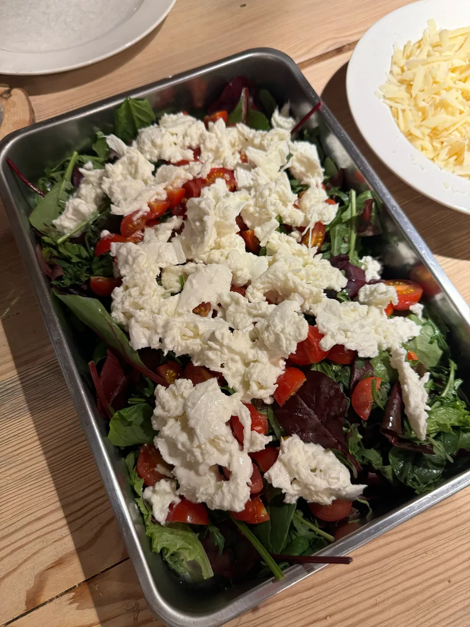 Blattsalat mit Mozzarella und Tomaten in der Backform