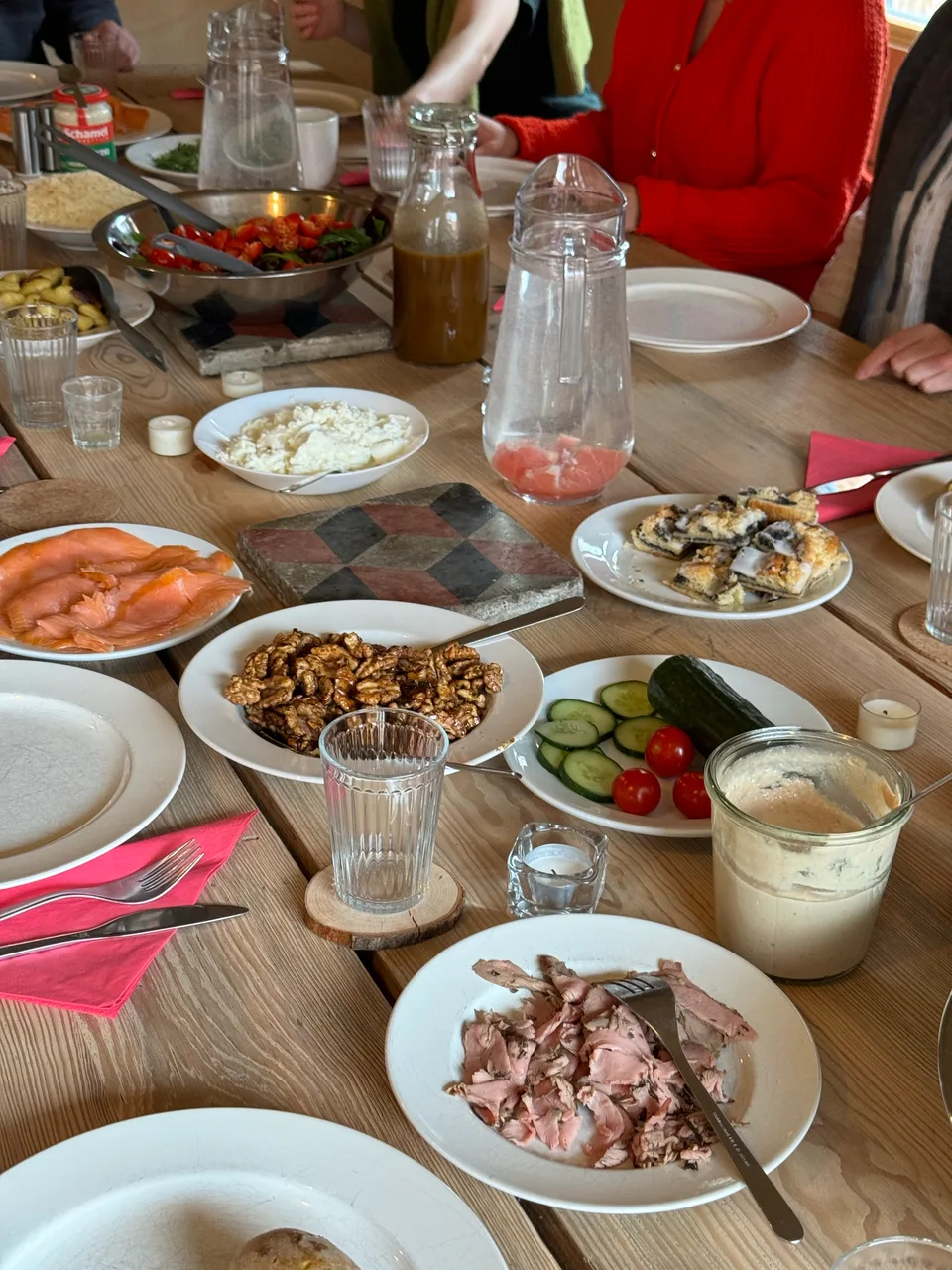 Mittagstafel mit Lachs, Walnüssen und frischem Gemüse