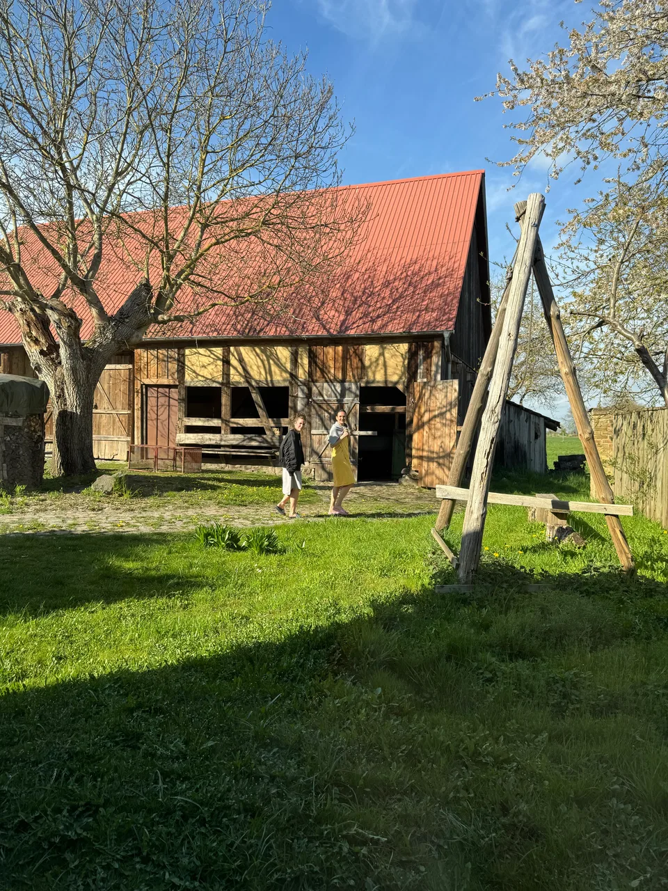 Fachwerkscheune mit Wiese im Frühlingslicht