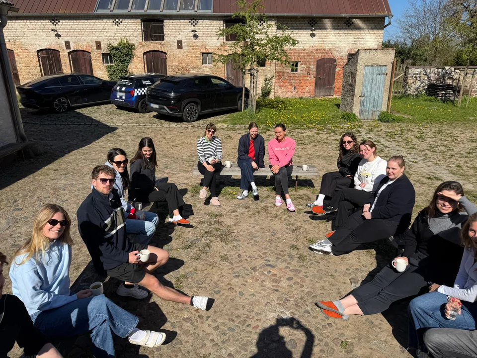 Kaffeepause im Sitzkreis im sonnigen Hof