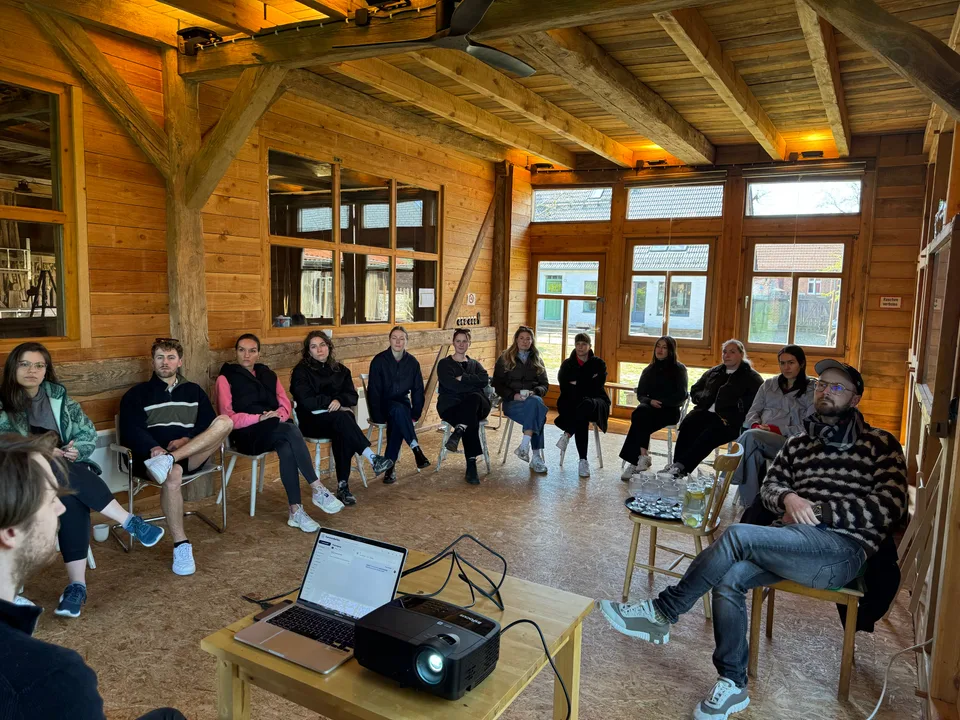 Workshop im Stuhlkreis in der hellen Holzscheune