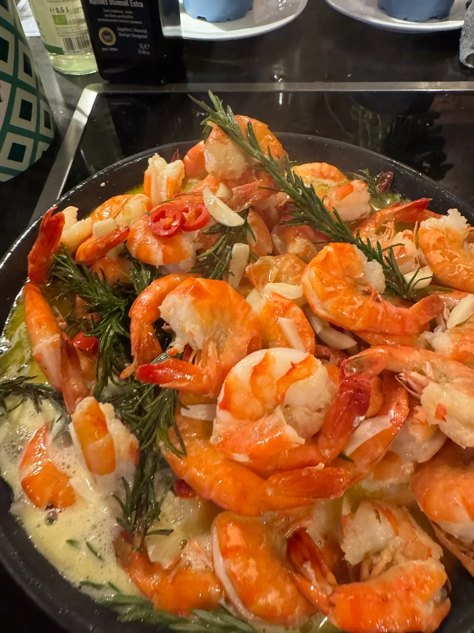 Garnelen mit Rosmarin und Chili in der Pfanne