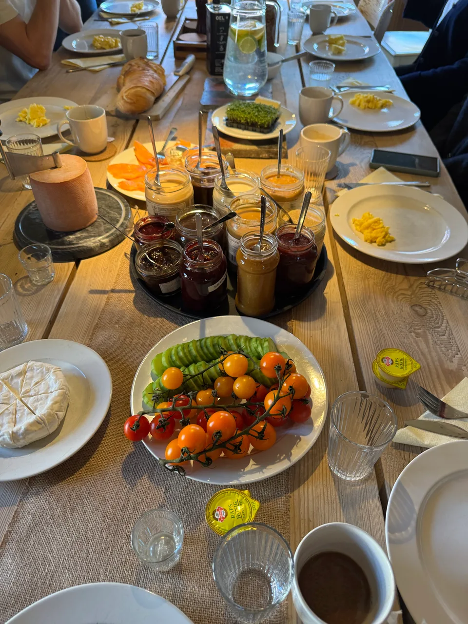 Frühstückstafel mit Tomaten, Marmelade und Käse