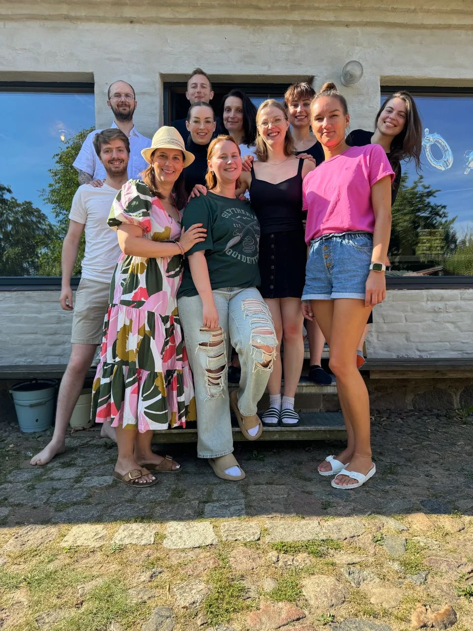 Gruppenfoto vor dem Gutshaus im Spätsommer