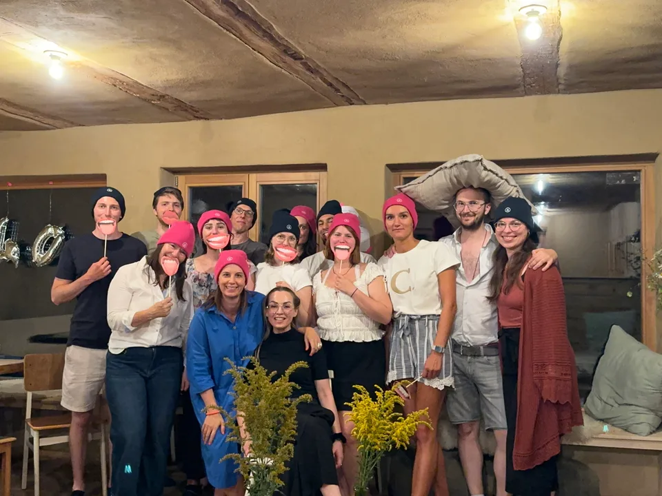 Gruppenbild am Partyabend mit pinken Mützen