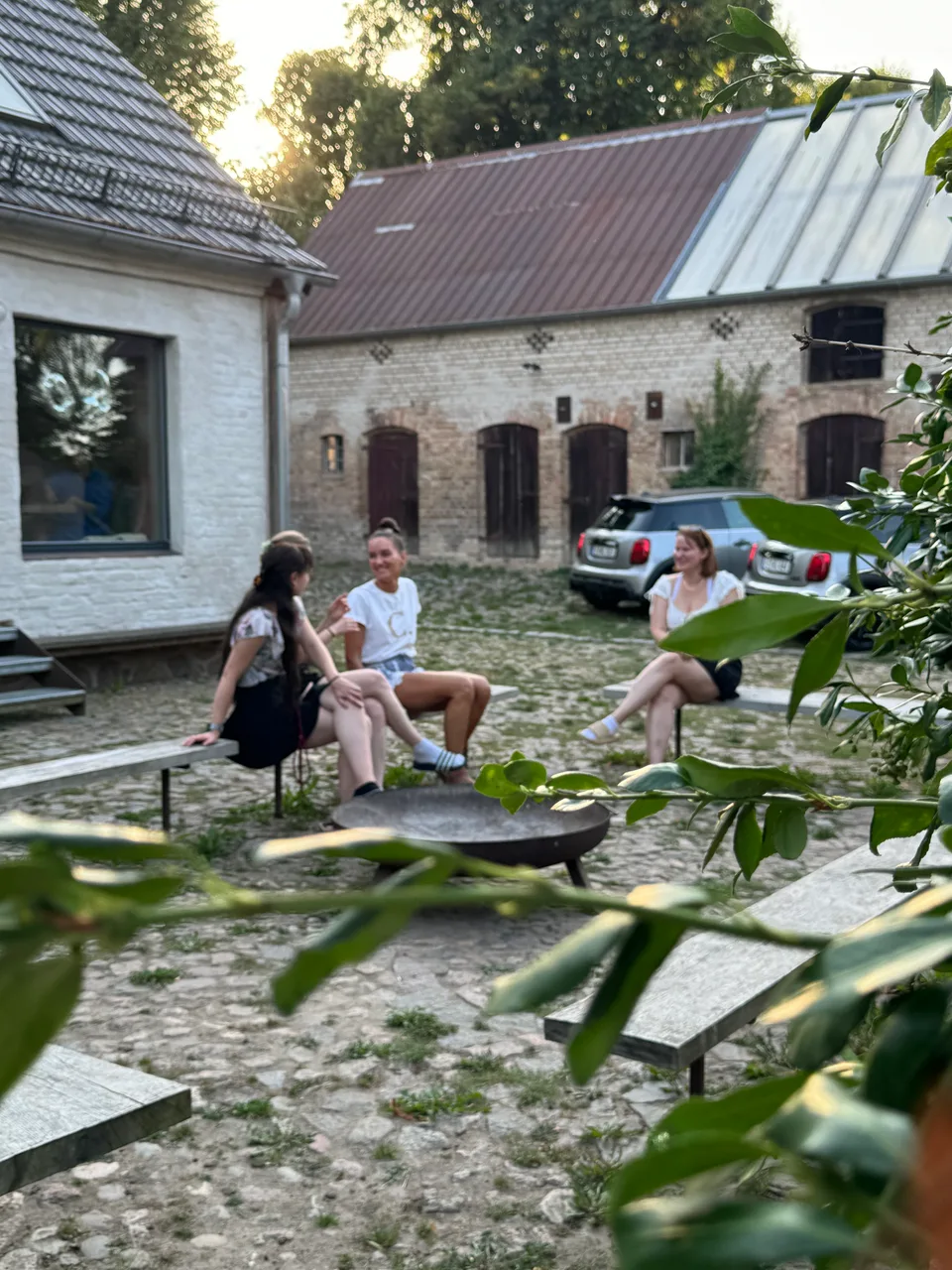 Abendliche Runde am Feuerkorb im Hof