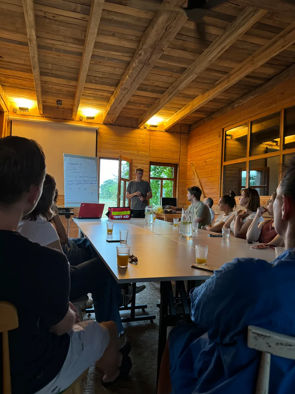 Workshop am Flipchart im Abendlicht