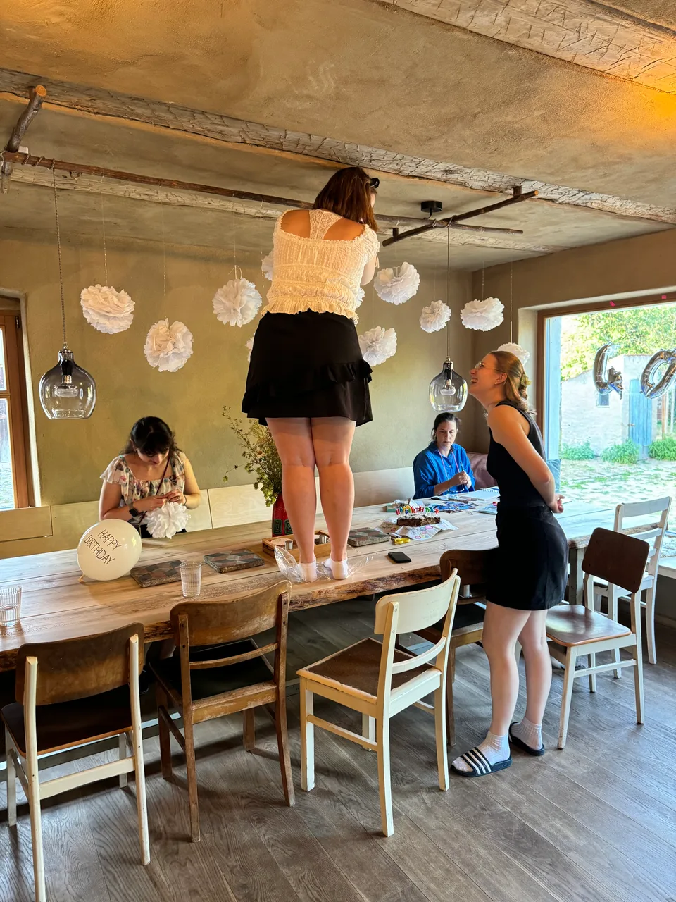 Deko-Aufbau mit Happy-Birthday-Ballon