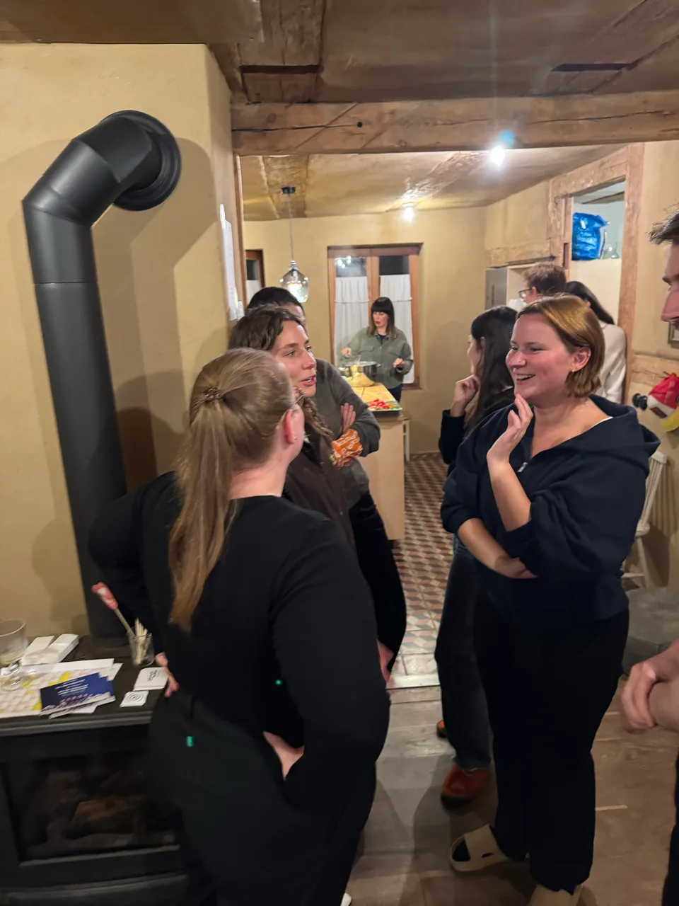 Lachen in der Stehrunde am Kaminofen