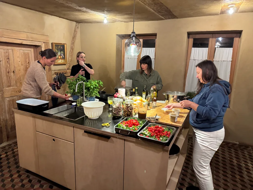 Gemeinsames Kochen an der Kücheninsel im Landhaus