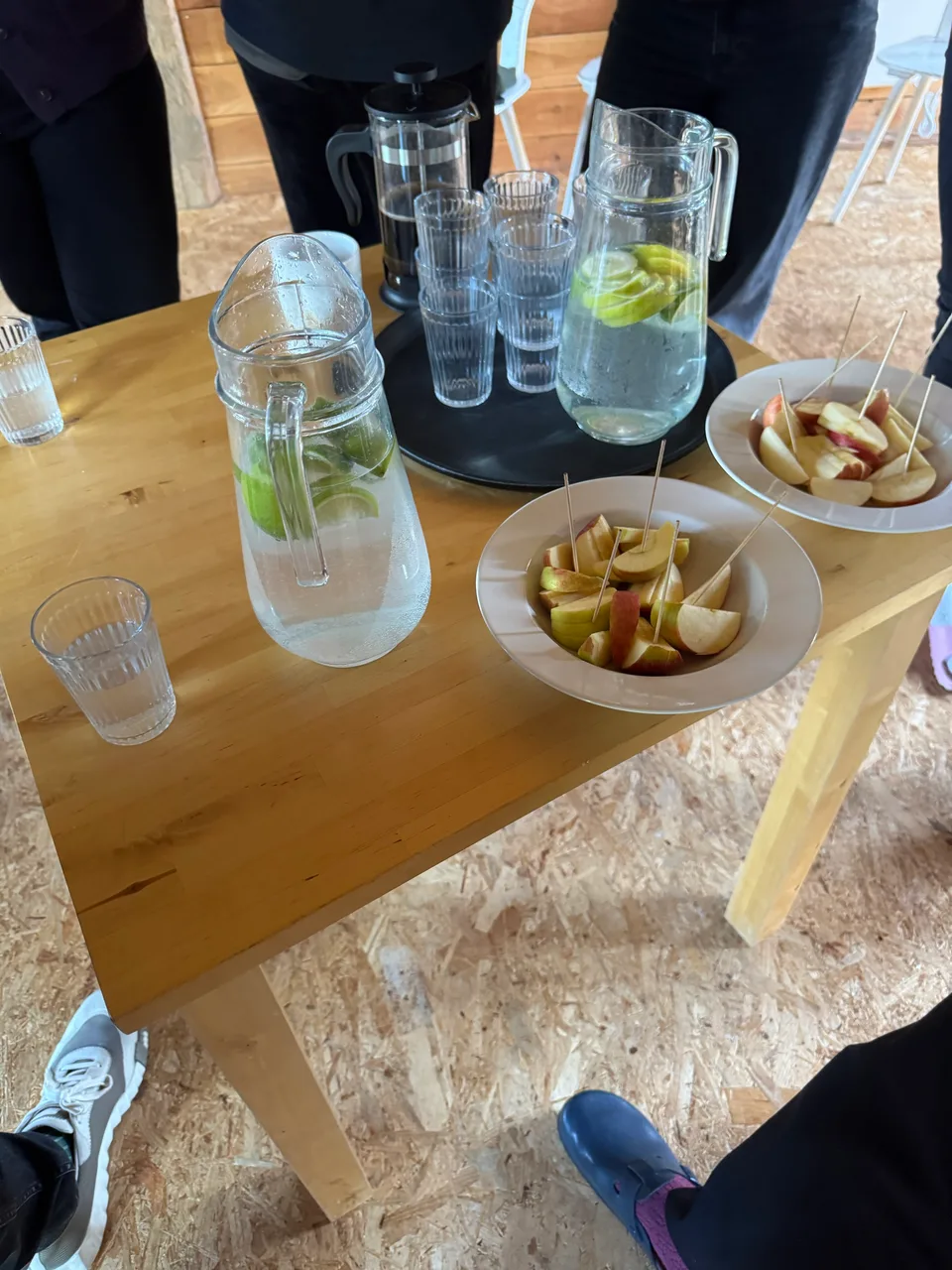 Wasserkaraffen und Apfelschnitze in der Pause in der Scheune