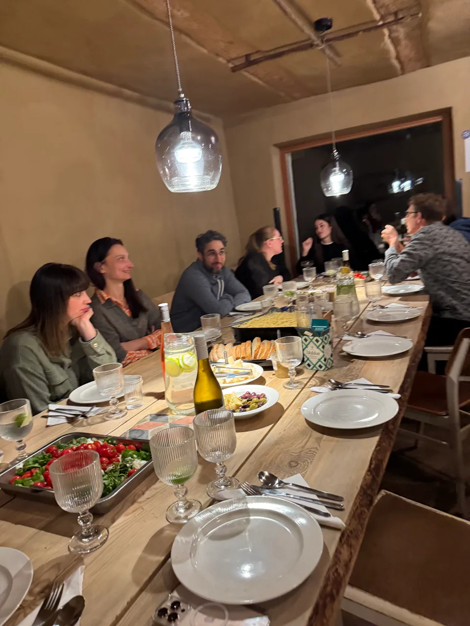 Lange Abendtafel im warmen Licht