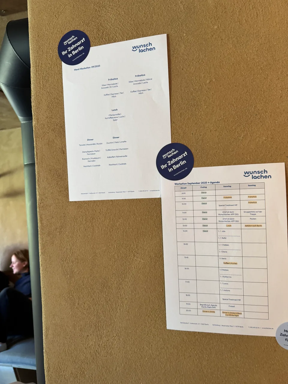 Wochenend-Agenda an der Wand