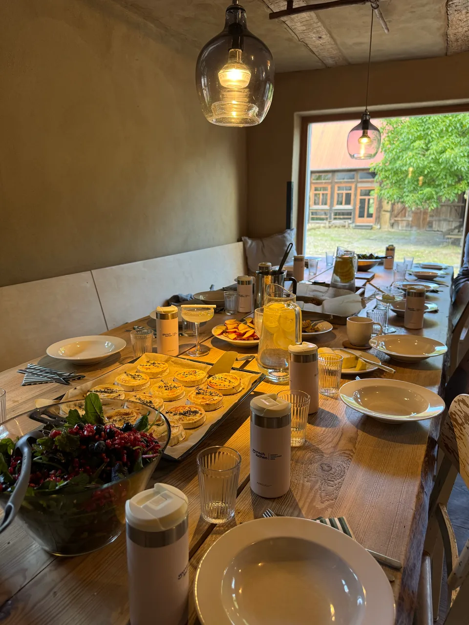 Gedeckte Mittagstafel mit Tartes und Blick in den Garten