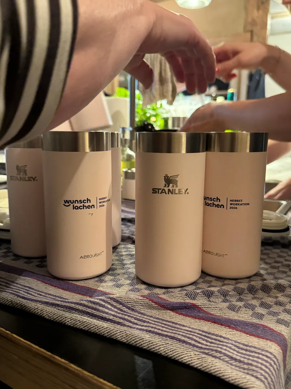 Becher mit Aufdruck zur Herbst-Workation 2026