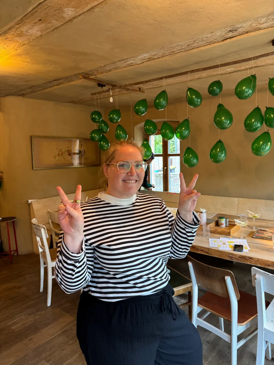 Peace-Zeichen vor der grünen Ballon-Deko