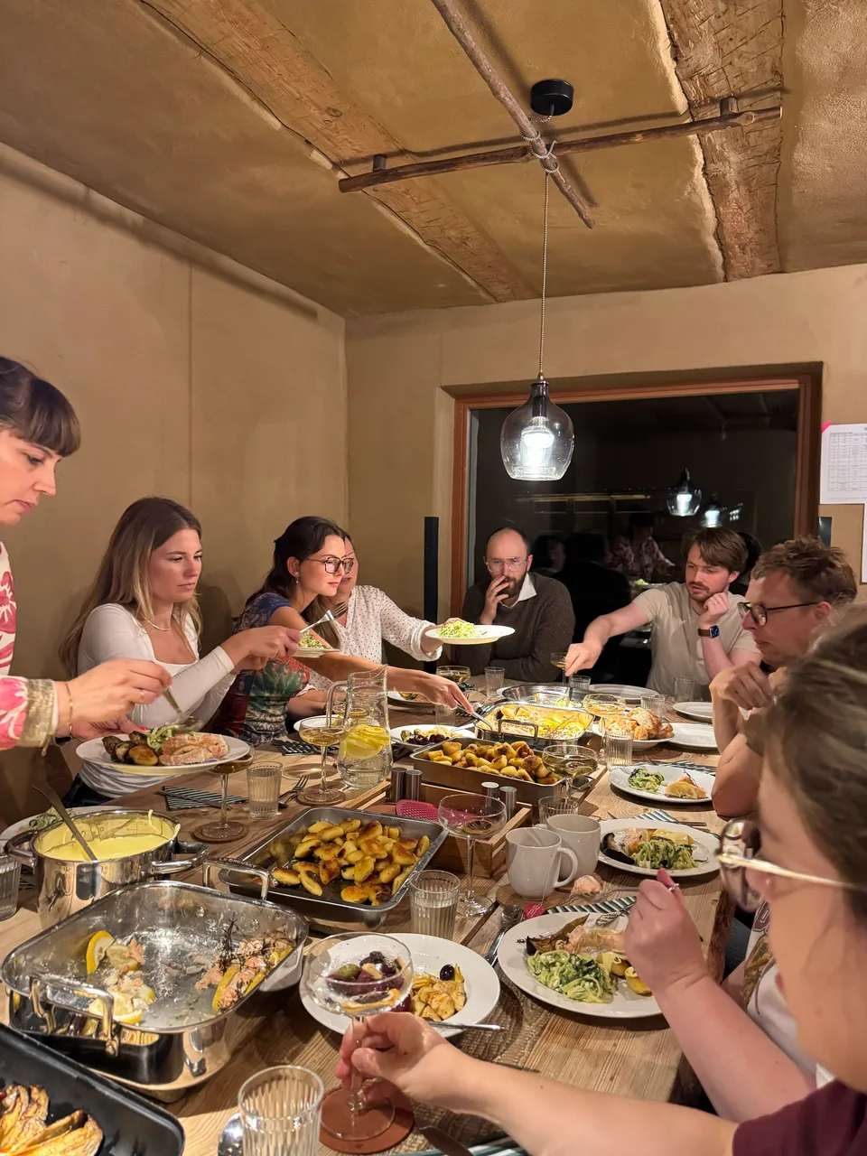 Gemeinsames Abendessen an der langen Holztafel