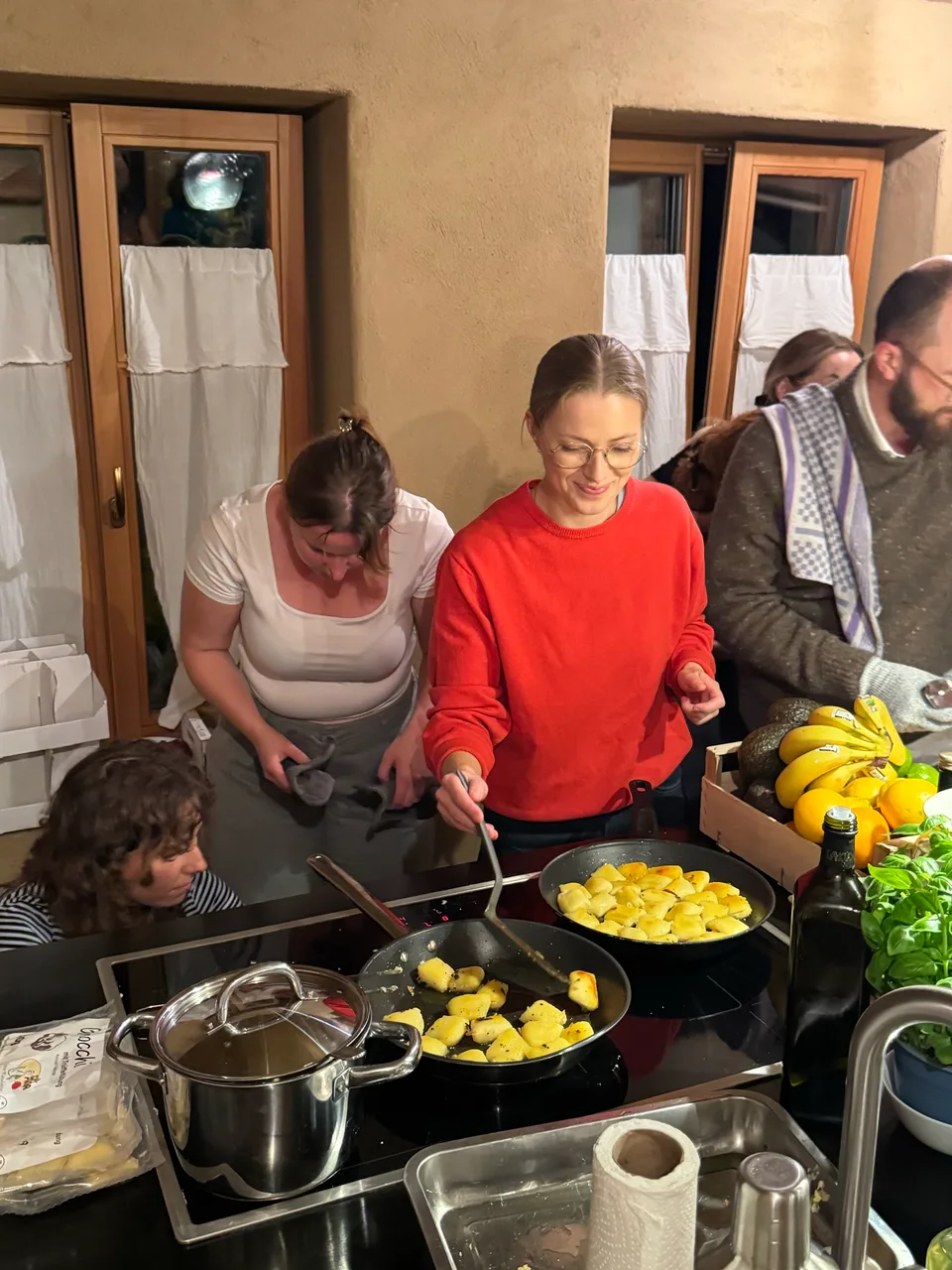 Bratkartoffeln brutzeln beim gemeinsamen Kochen am Herd